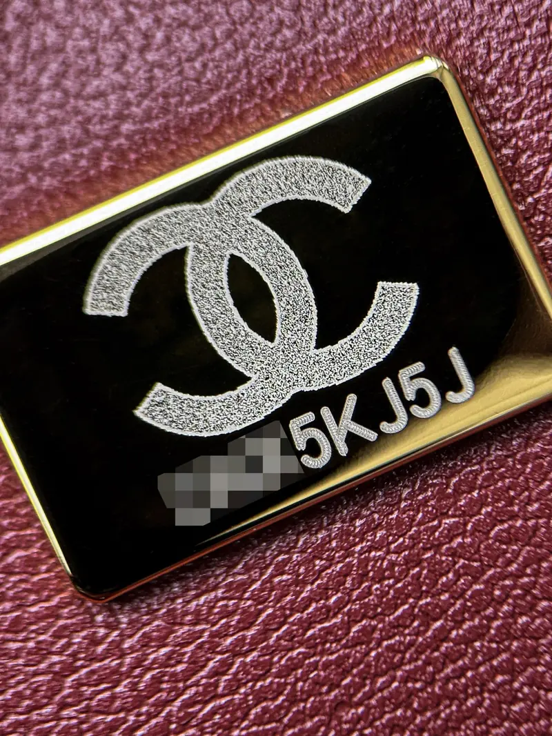 Chanel 金屬牌編碼微距：芯片碼與牌面序列號