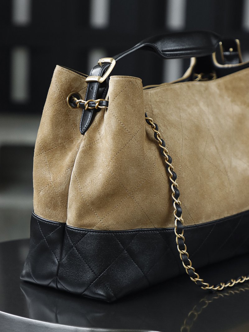 Chanel 25A 麂皮 Hobo 側面 鏈條