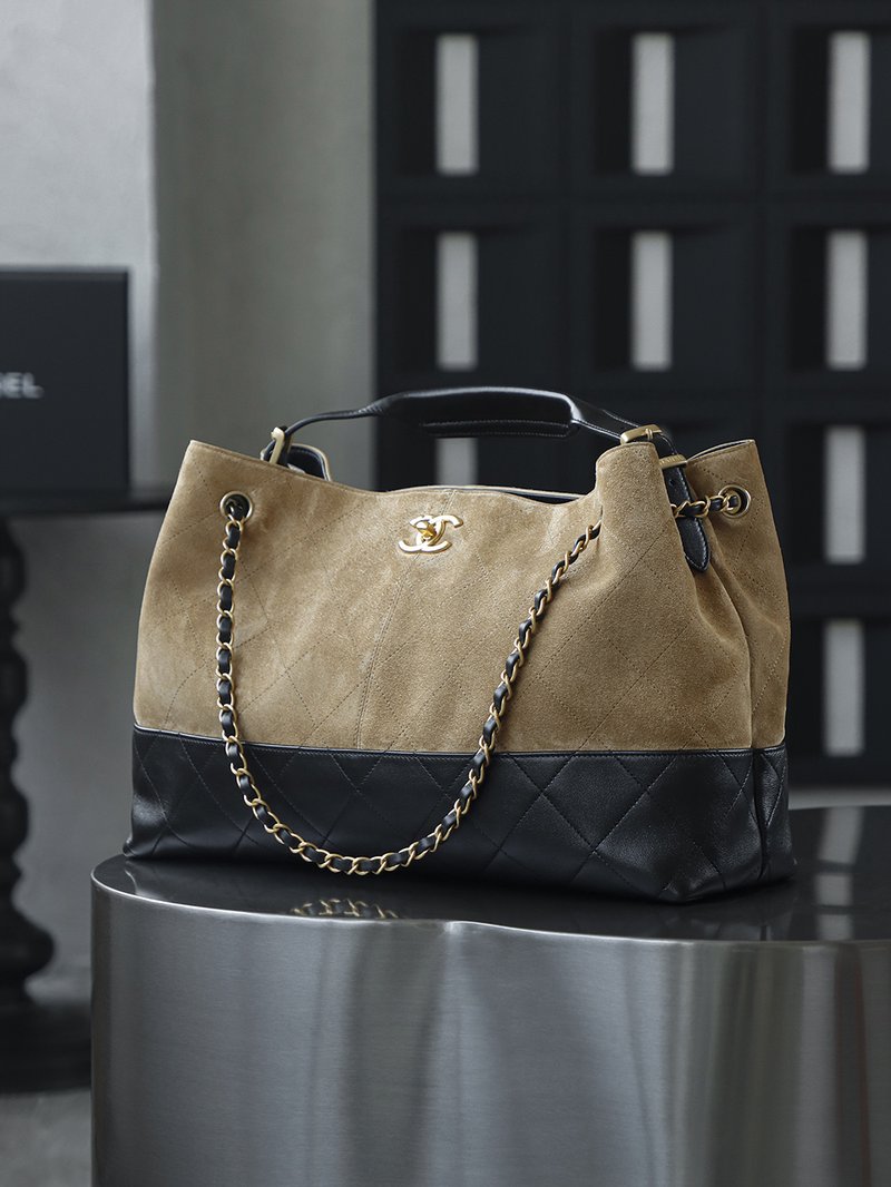 Chanel 25A 麂皮 Hobo 遠景 全身