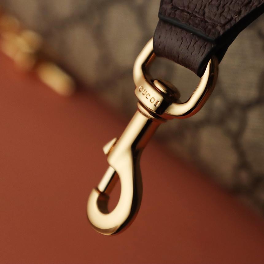 Ophidia 掛扣上的 GUCCI 刻字