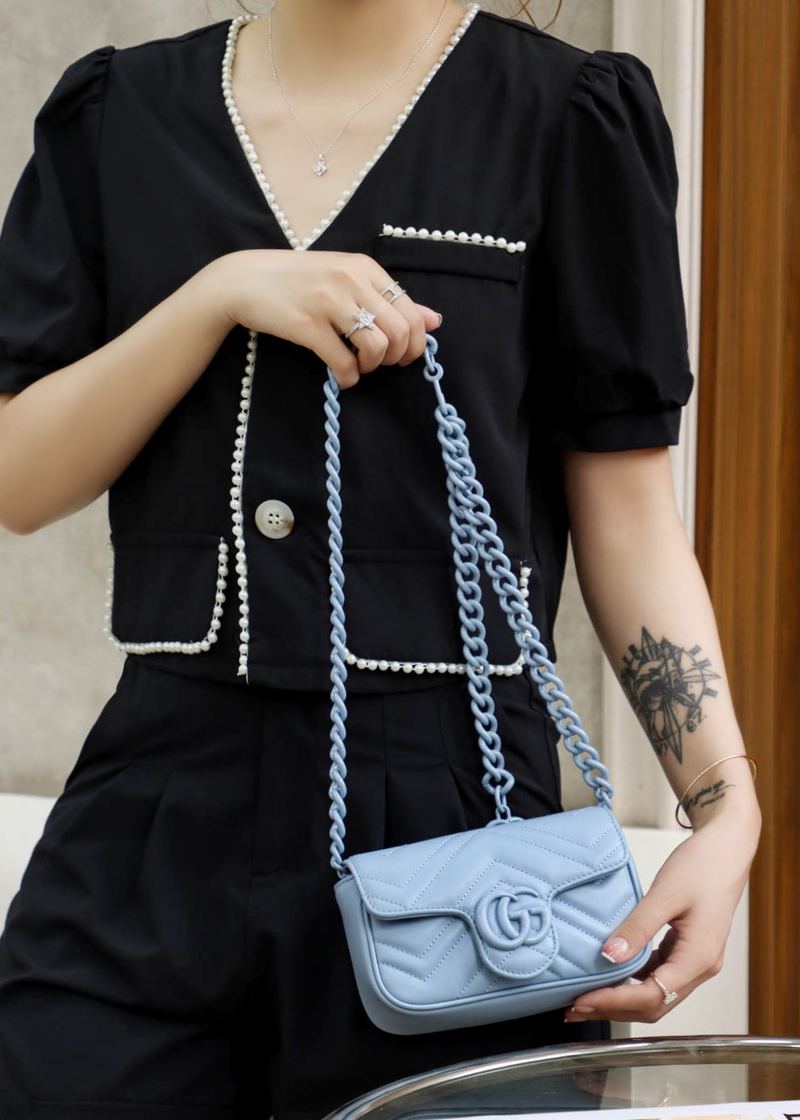 Gucci GG Marmont 肩背包 淺藍 上身 實拍 1
