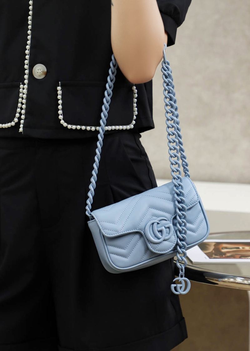Gucci GG Marmont 肩背包 淺藍 上身 實拍 4