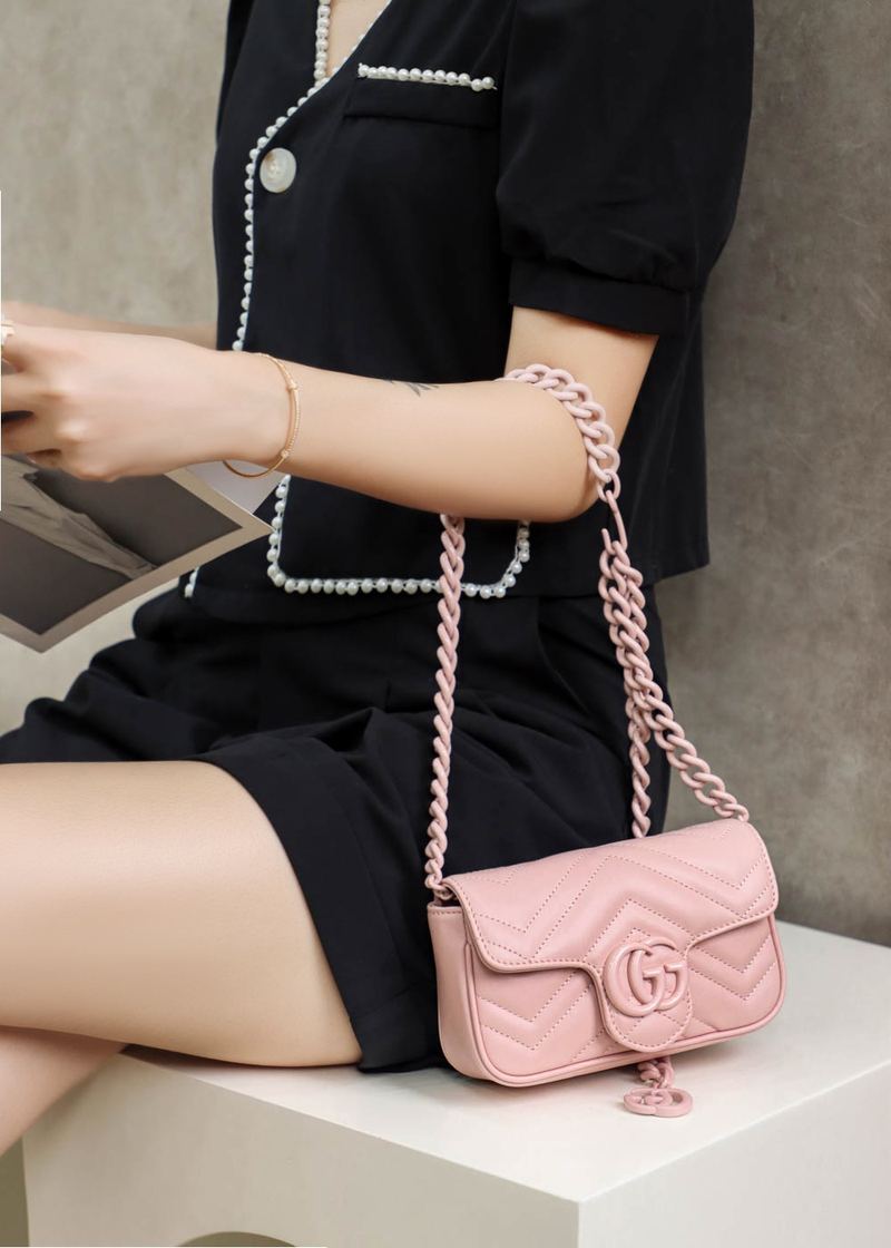 Gucci GG Marmont 肩背包 粉色 上身 實拍 6