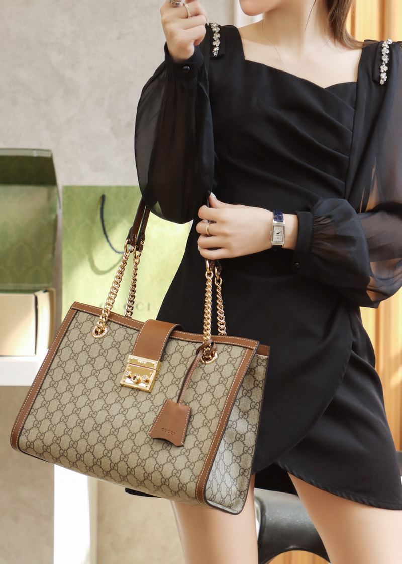Gucci Padlock GG Supreme 中號手袋 上身 1 實拍 1
