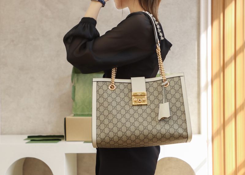 Gucci Padlock GG Supreme 中號手袋 上身 2 實拍 1
