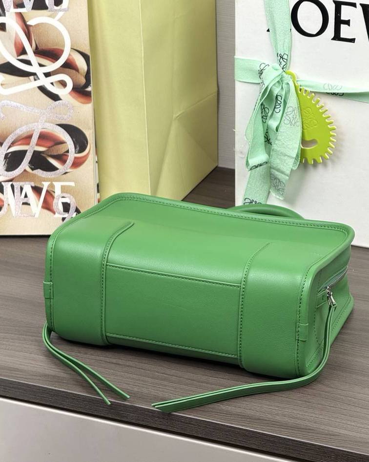 Loewe Amazona 180 小號 四葉草綠 / Clover Green 實拍 5
