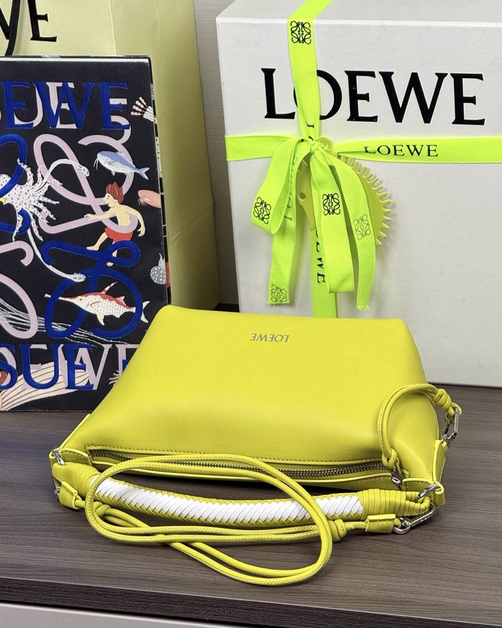Loewe Cala 迷你手袋 檸檬黃 / Lemon 實拍 6