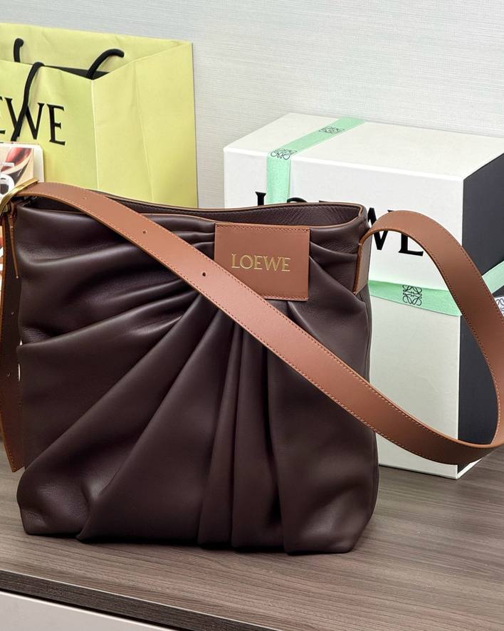 Loewe Draped 手袋 布朗尼深棕 / Dark Chestnut 實拍 2