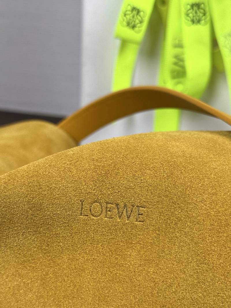 Loewe Flamenco 中號 赭黃 / Ochre（絨面） 實拍 7