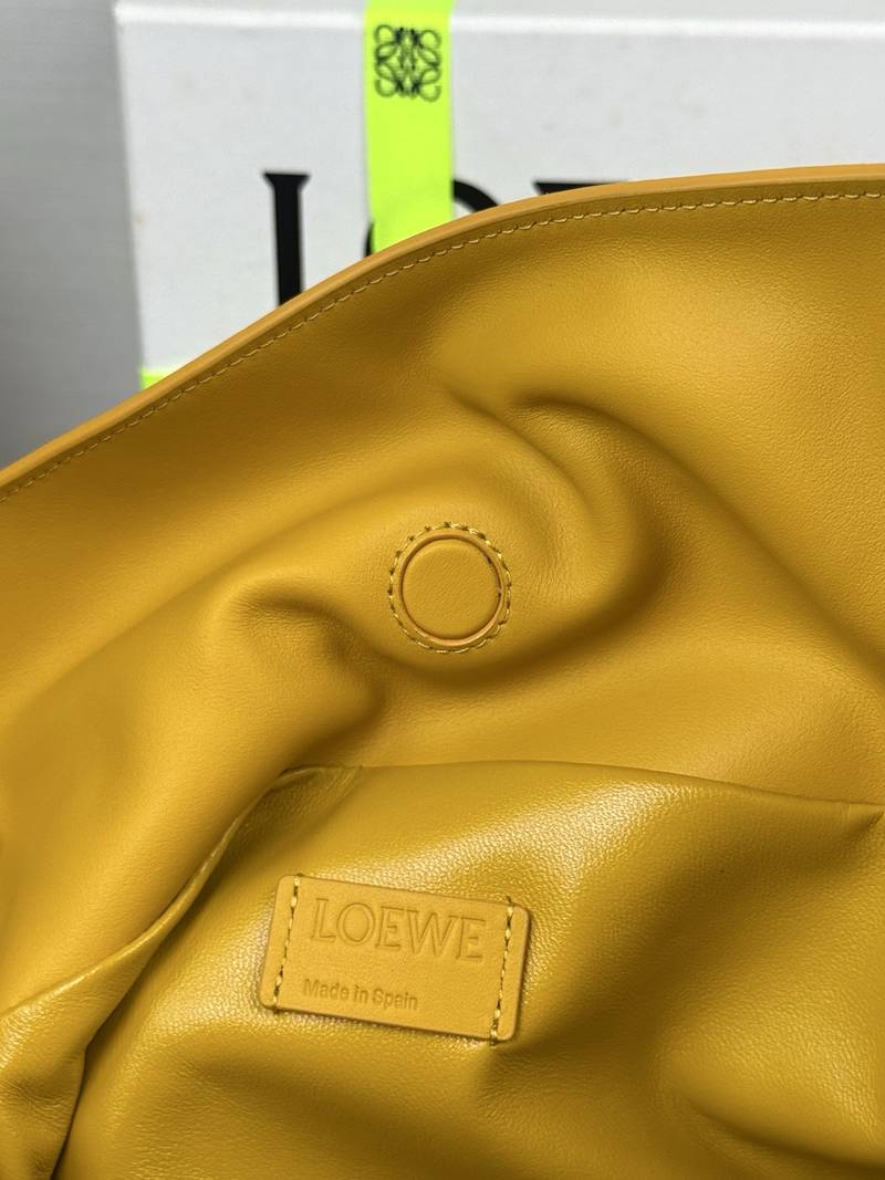Loewe Flamenco 中號 赭黃 / Ochre（絨面） 實拍 9