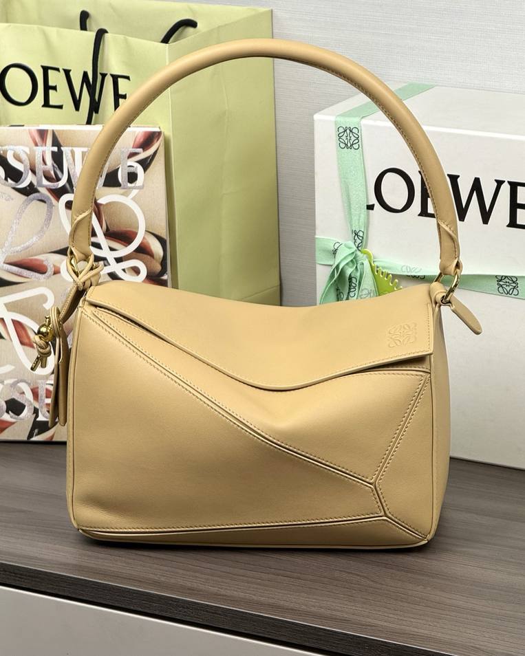 Loewe Featherlight Puzzle 中號 絲綢米 / Silk Beige 實拍 2