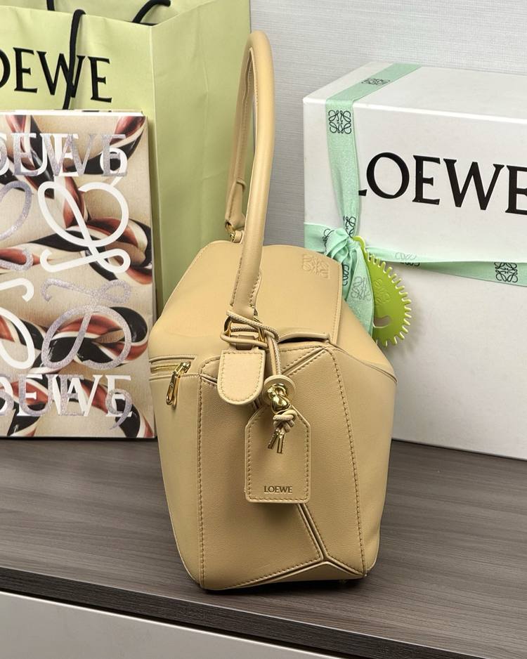 Loewe Featherlight Puzzle 中號 絲綢米 / Silk Beige 實拍 3