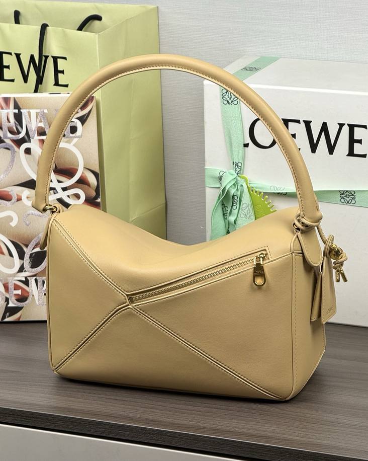 Loewe Featherlight Puzzle 中號 絲綢米 / Silk Beige 實拍 4