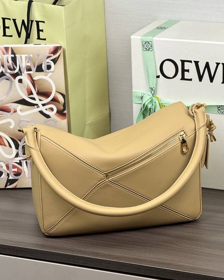 Loewe Featherlight Puzzle 中號 絲綢米 / Silk Beige 實拍 5
