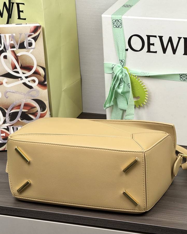 Loewe Featherlight Puzzle 中號 絲綢米 / Silk Beige 實拍 6