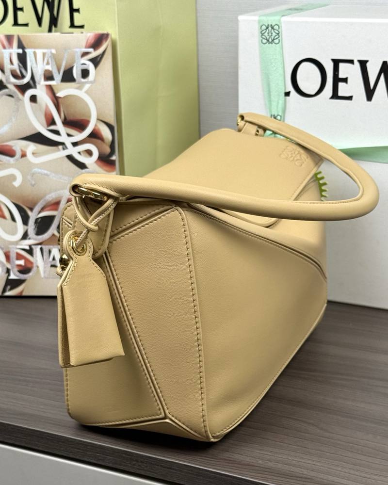 Loewe Featherlight Puzzle 中號 絲綢米 / Silk Beige 實拍 7