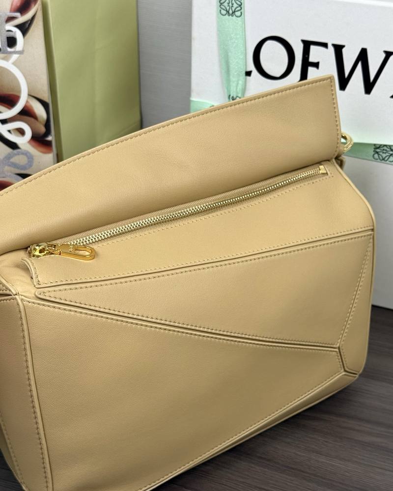Loewe Featherlight Puzzle 中號 絲綢米 / Silk Beige 實拍 8