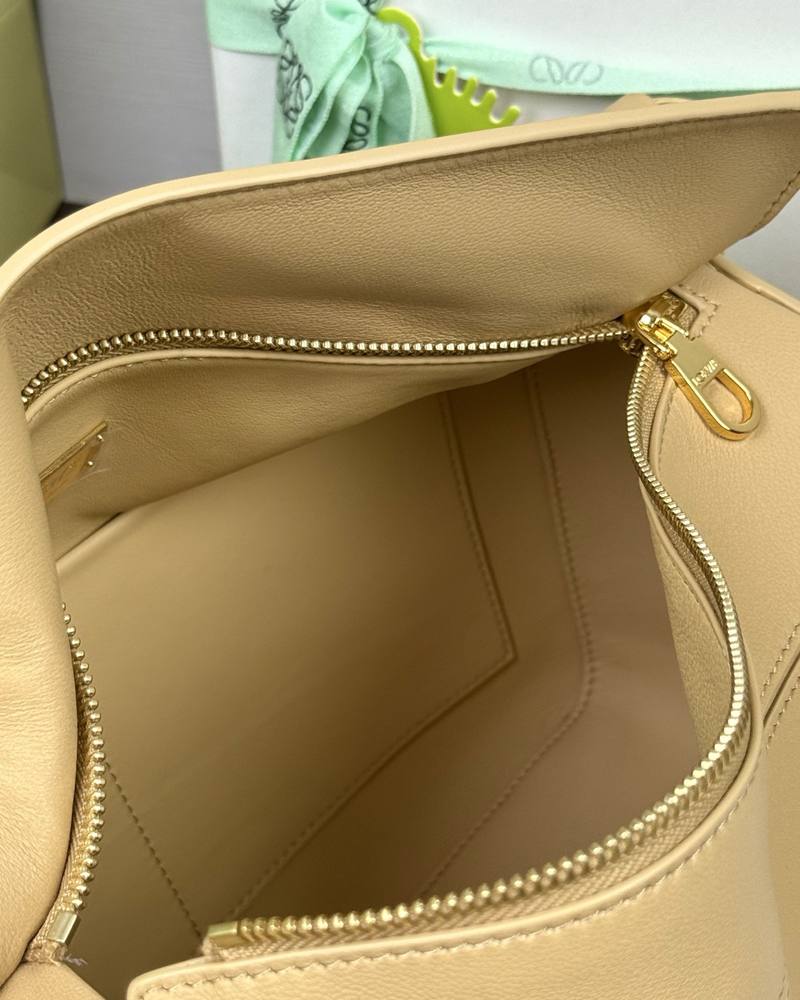 Loewe Featherlight Puzzle 中號 絲綢米 / Silk Beige 實拍 9