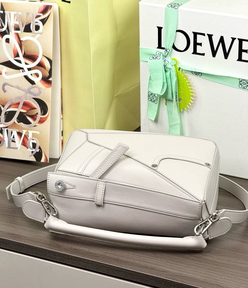 Loewe Panta Puzzle 小號 淺輕靈灰 / Ash Grey 實拍 4