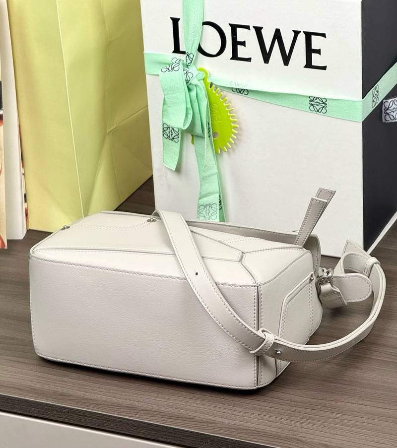 Loewe Panta Puzzle 小號 淺輕靈灰 / Ash Grey 實拍 5