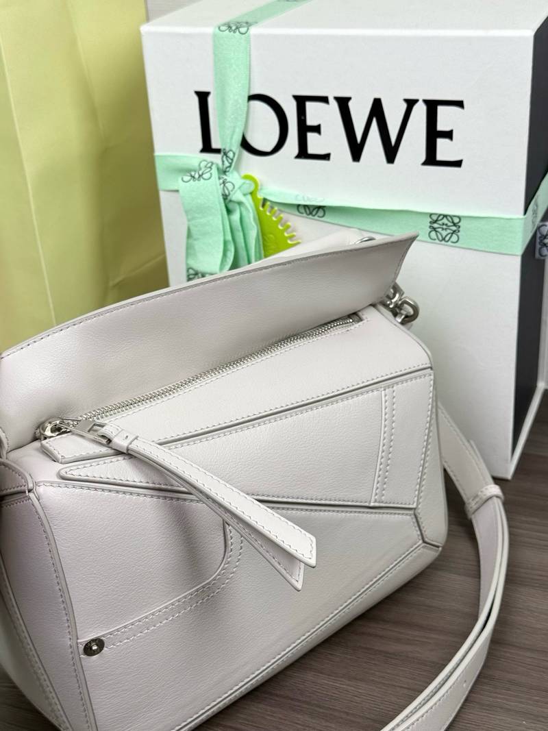 Loewe Panta Puzzle 小號 淺輕靈灰 / Ash Grey 實拍 6