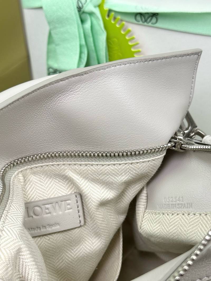 Loewe Panta Puzzle 小號 淺輕靈灰 / Ash Grey 實拍 9
