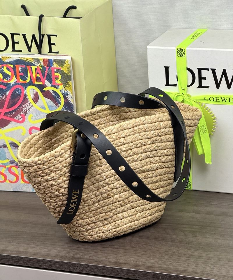 Loewe Punch Hole 洞洞草編手袋 自然色 實拍 2
