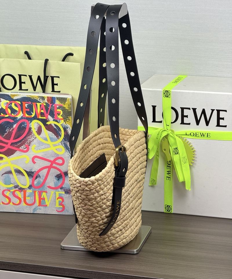 Loewe Punch Hole 洞洞草編手袋 自然色 實拍 3