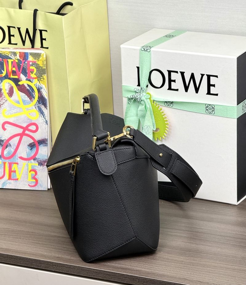 Loewe Puzzle Edge 中號手袋 黑色（荔枝紋） 實拍 3