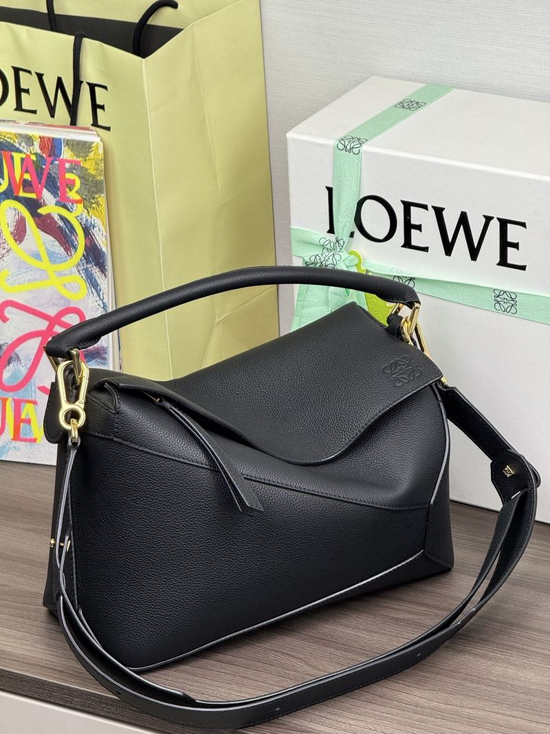 Loewe Puzzle Edge 中號手袋 黑色（荔枝紋） 實拍 6