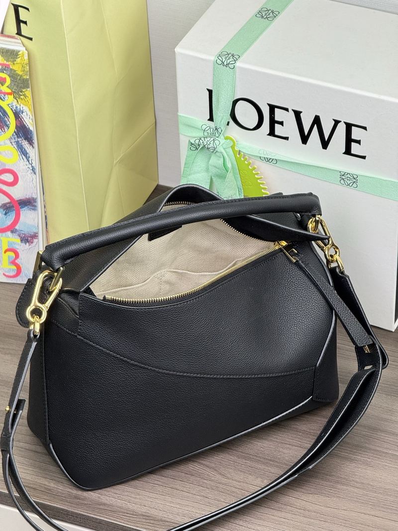 Loewe Puzzle Edge 中號手袋 黑色（荔枝紋） 實拍 9