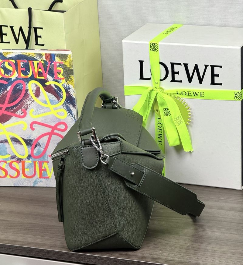 Loewe Puzzle Edge 中號手袋 墨綠（寶瓶綠） 實拍 3