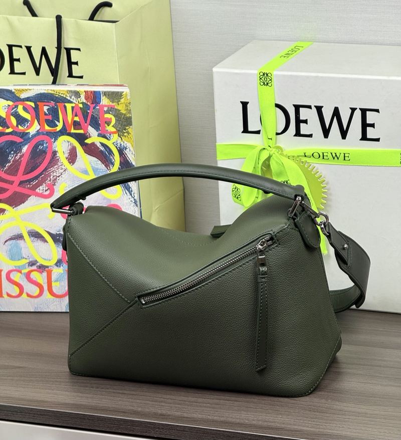Loewe Puzzle Edge 中號手袋 墨綠（寶瓶綠） 實拍 4