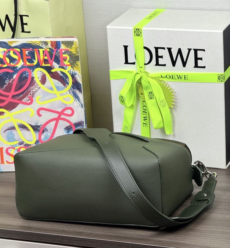Loewe Puzzle Edge 中號手袋 墨綠（寶瓶綠） 實拍 5