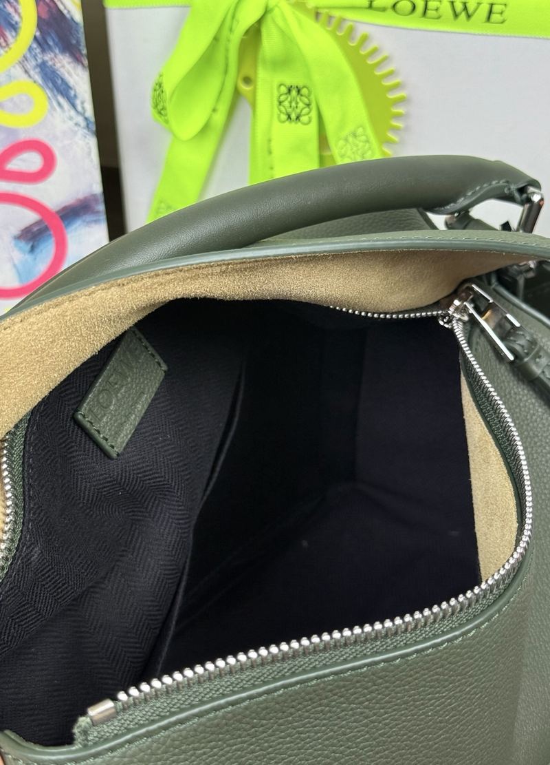 Loewe Puzzle Edge 中號手袋 墨綠（寶瓶綠） 實拍 9