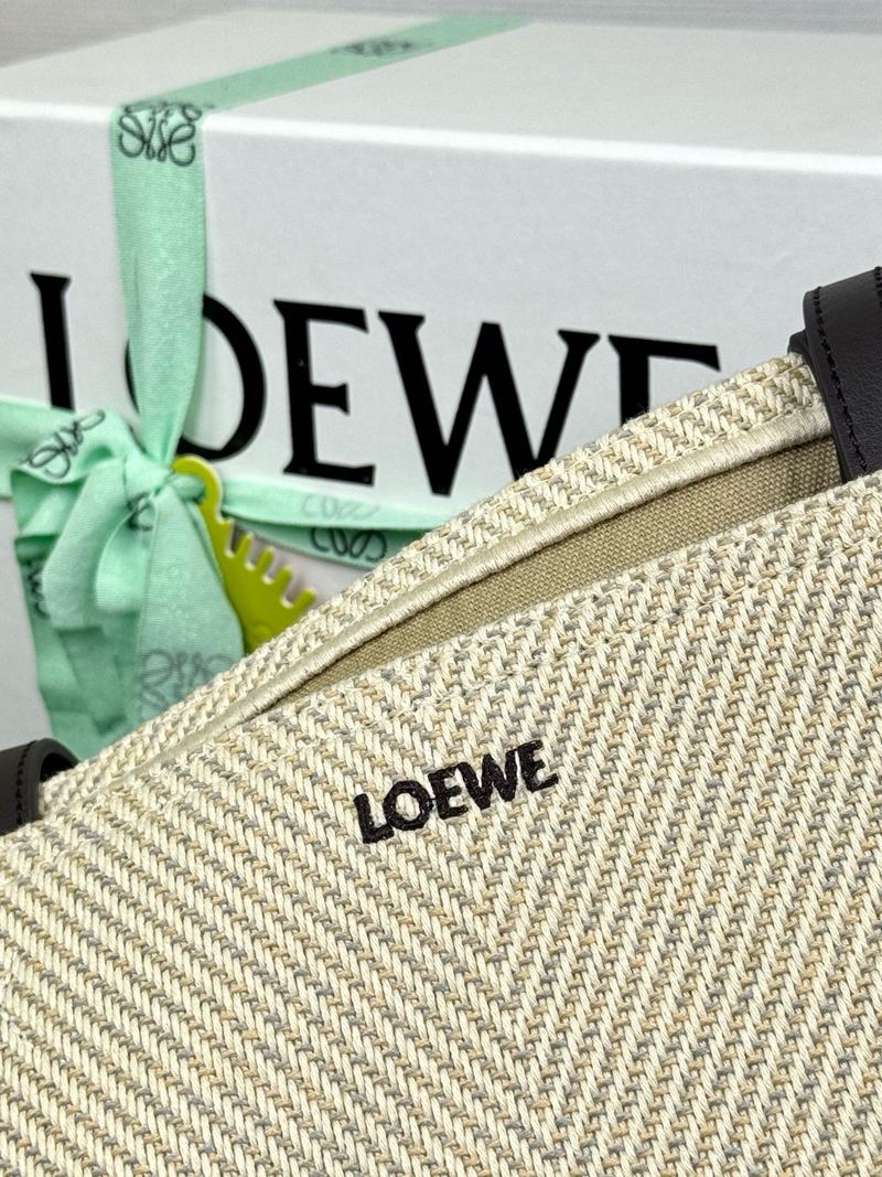 Loewe Puzzle Fold 中號托特手袋 奶油白 實拍 8