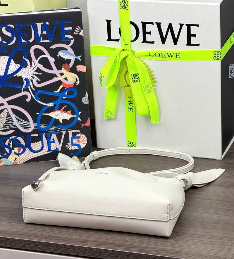 Loewe Scarf 迷你手袋 柔白 / Soft White 實拍 4