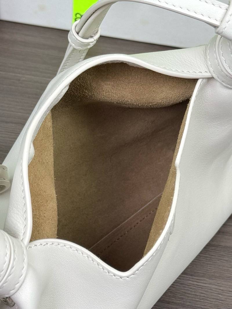 Loewe Scarf 迷你手袋 柔白 / Soft White 實拍 9