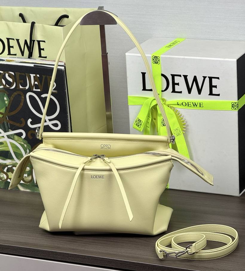 Loewe Whisker 小號 Loewe Whisker 小號 · 香草黃 Vanilla 實拍 1