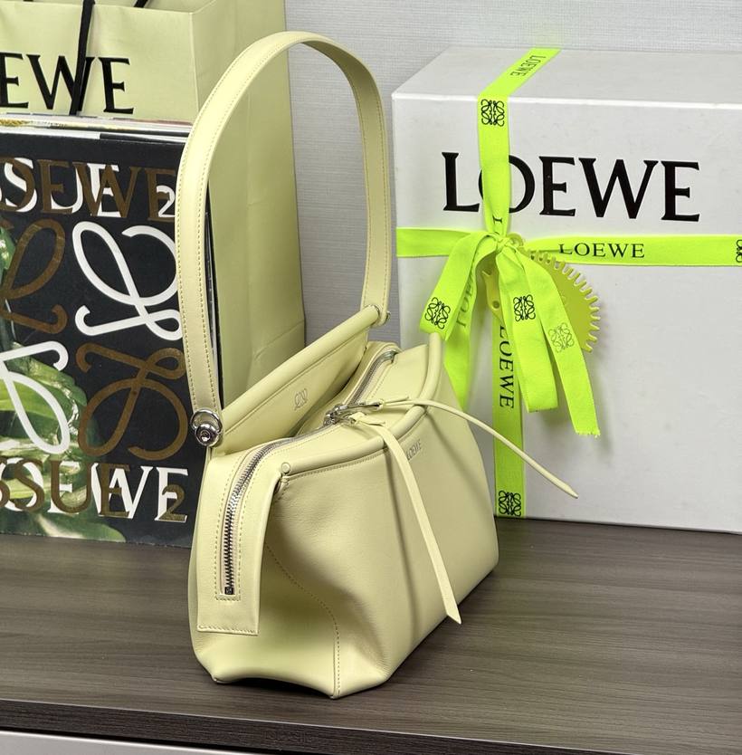 Loewe Whisker 小號 Loewe Whisker 小號 · 香草黃 Vanilla 實拍 2