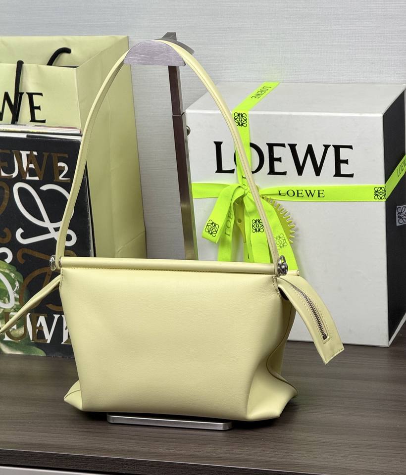 Loewe Whisker 小號 Loewe Whisker 小號 · 香草黃 Vanilla 實拍 3