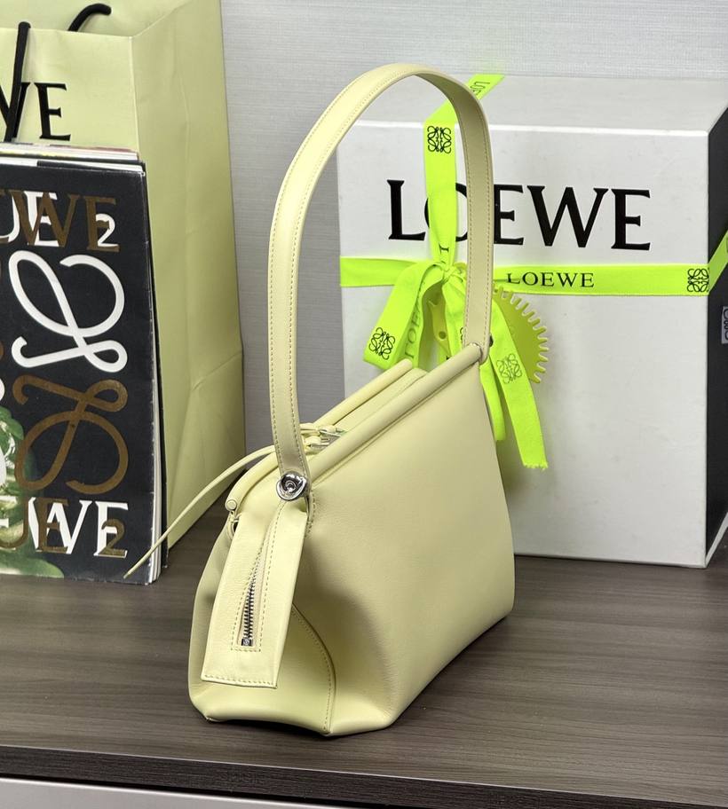 Loewe Whisker 小號 Loewe Whisker 小號 · 香草黃 Vanilla 實拍 4