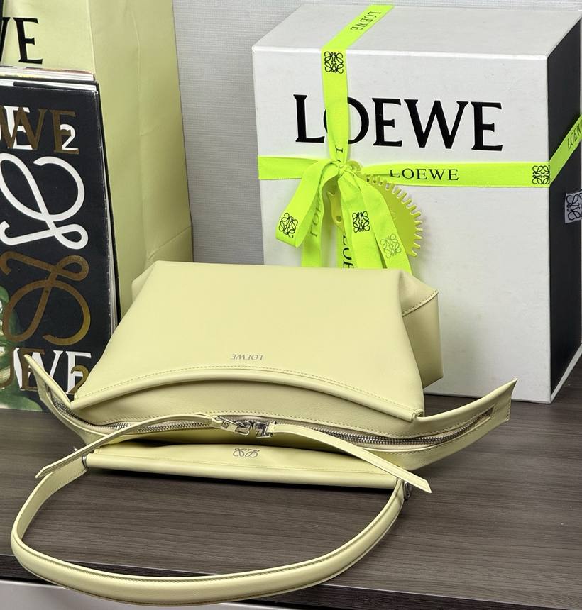 Loewe Whisker 小號 Loewe Whisker 小號 · 香草黃 Vanilla 實拍 7