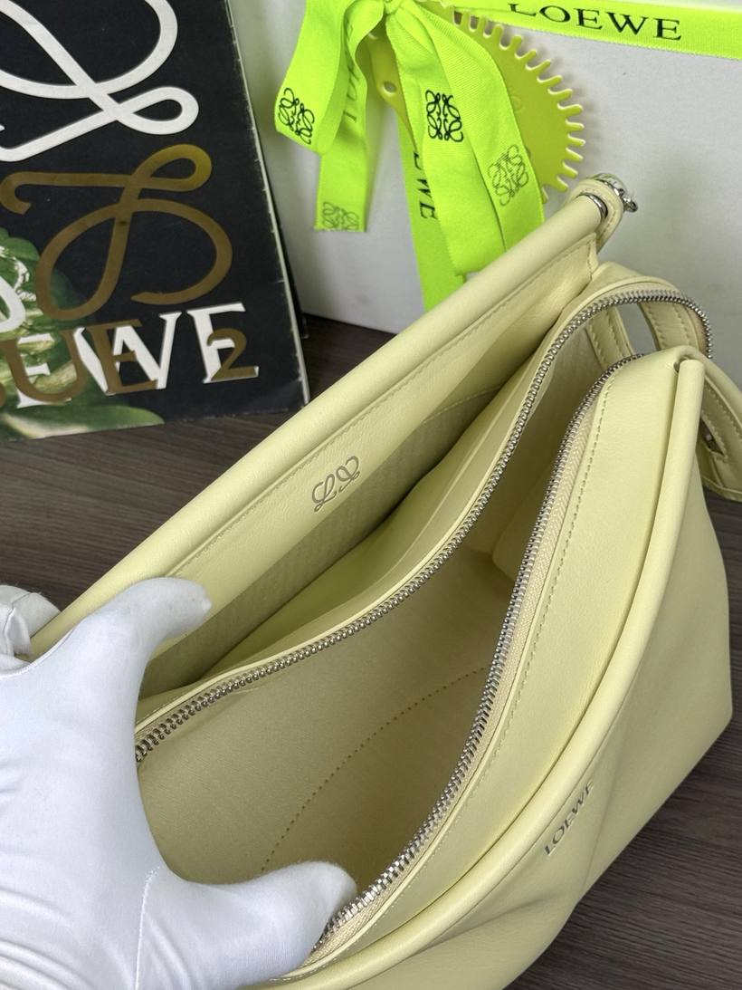 Loewe Whisker 小號 Loewe Whisker 小號 · 香草黃 Vanilla 實拍 9