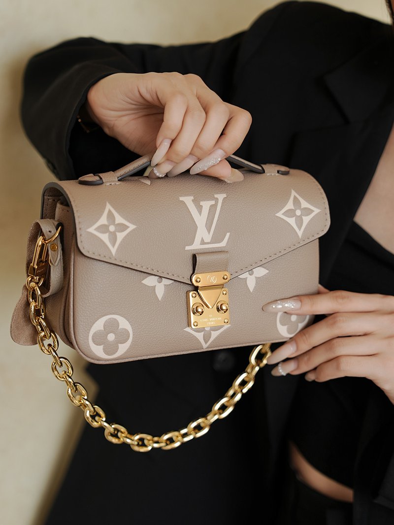 LV Pochette Métis East West 大象灰 M23081 實拍