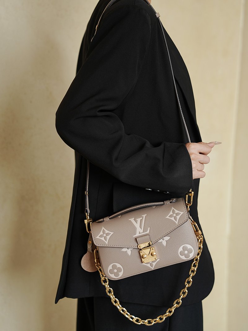 LV Pochette Métis East West 大象灰 M23081 實拍