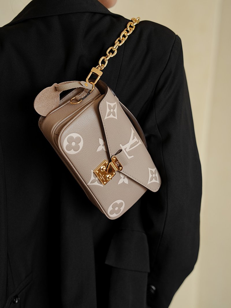 LV Pochette Métis East West 大象灰 M23081 實拍