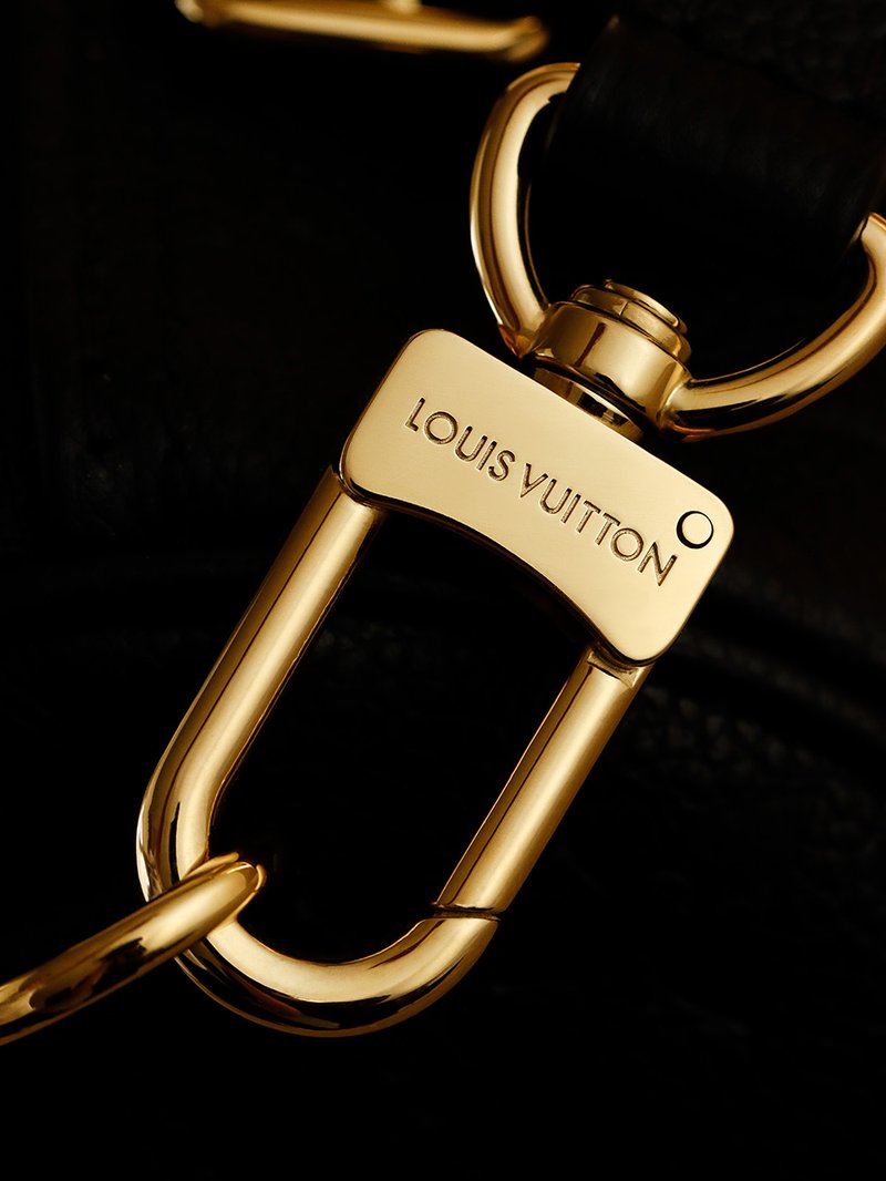 掛扣:鐫刻 LOUIS VUITTON,字口深淺一致