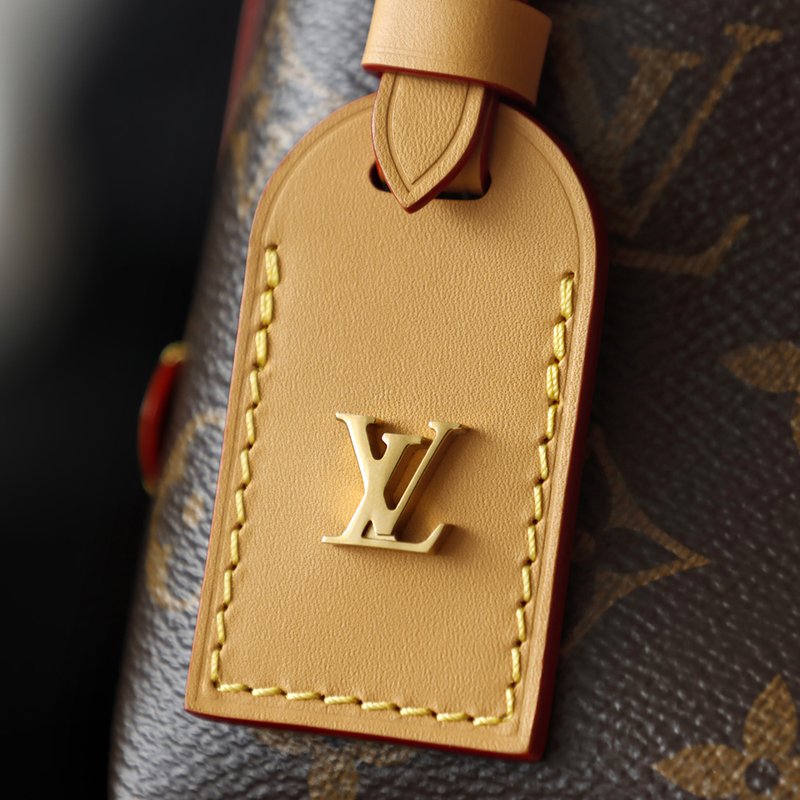 LV 字母吊牌 皮革壓印與金屬字