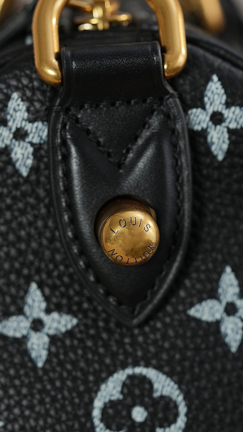 LOUIS VUITTON PARIS 燙金壓印特寫